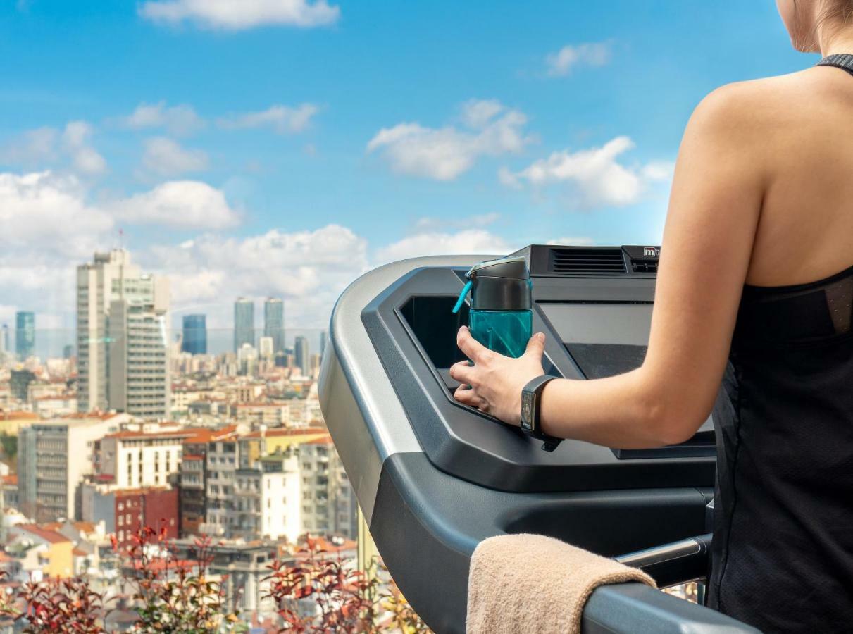 บาร์เซโล อิสตันบูล Hotel ภายนอก รูปภาพ A woman exercising on a treadmill