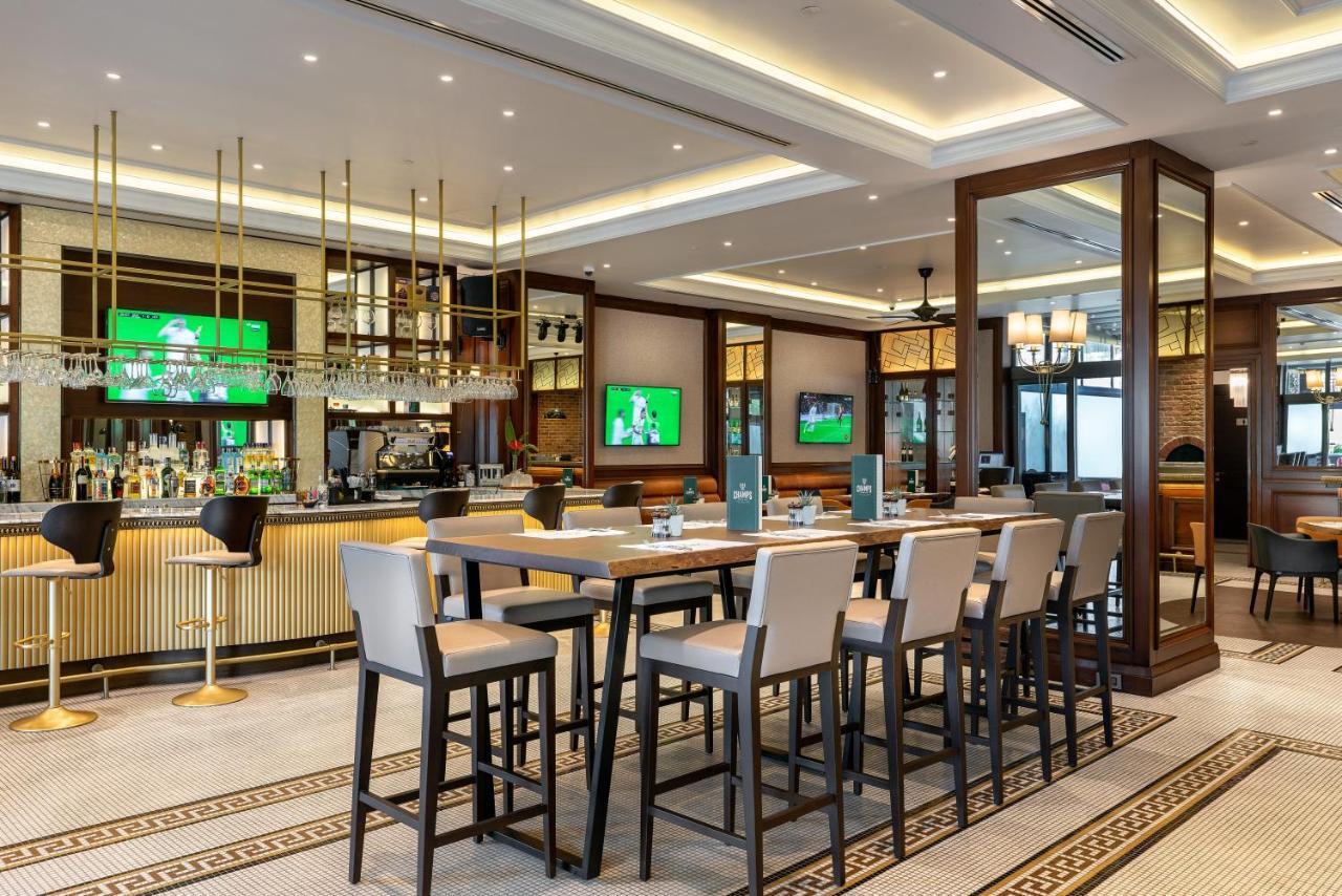 บาร์เซโล อิสตันบูล Hotel ภายนอก รูปภาพ The bar at the Emirates Lounge at Dubai International Airport